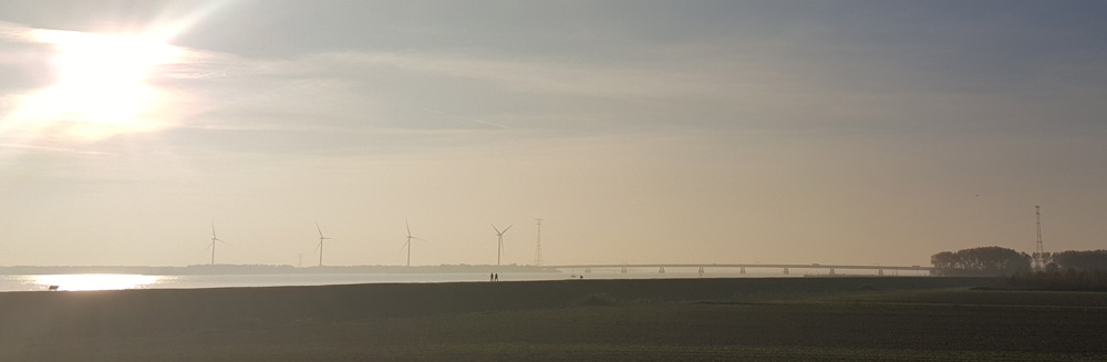 Haringvlietbrug op 31-10-2015 met 4 windmolens op het Hellegatsplein