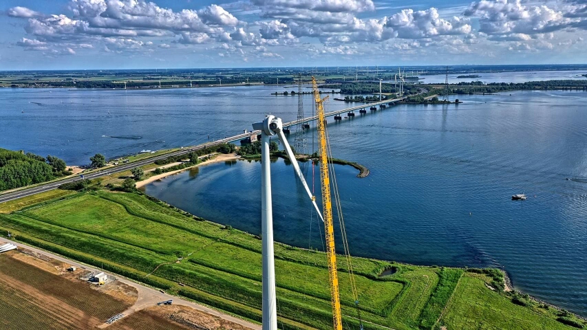 Haringvlietbrug juni 2020 met windmolen bouwen