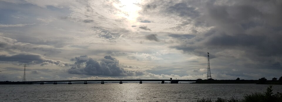 haringvlietbrug met zon en donkere wolken op 22 augustus 2021