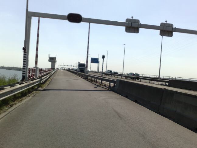 Haringvlietbrug 2008 noord met brugwachters hok