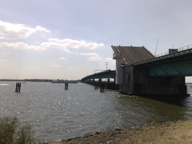 Haringvlietbrug bijna dicht